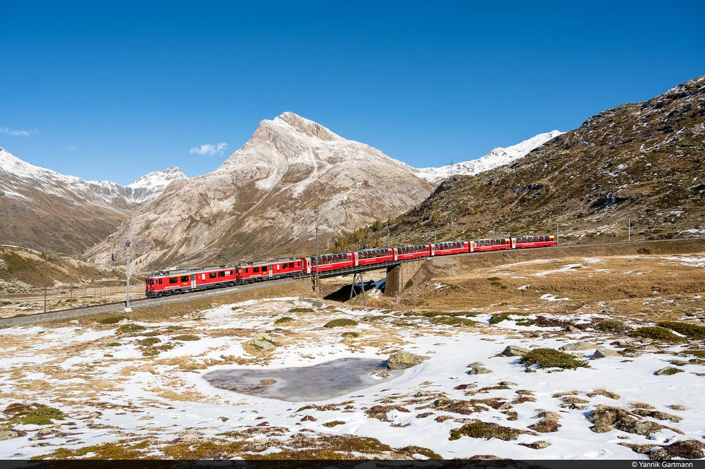 Zwei rote Triebwagen der Rhätischen Bahn auf der Berninalinie