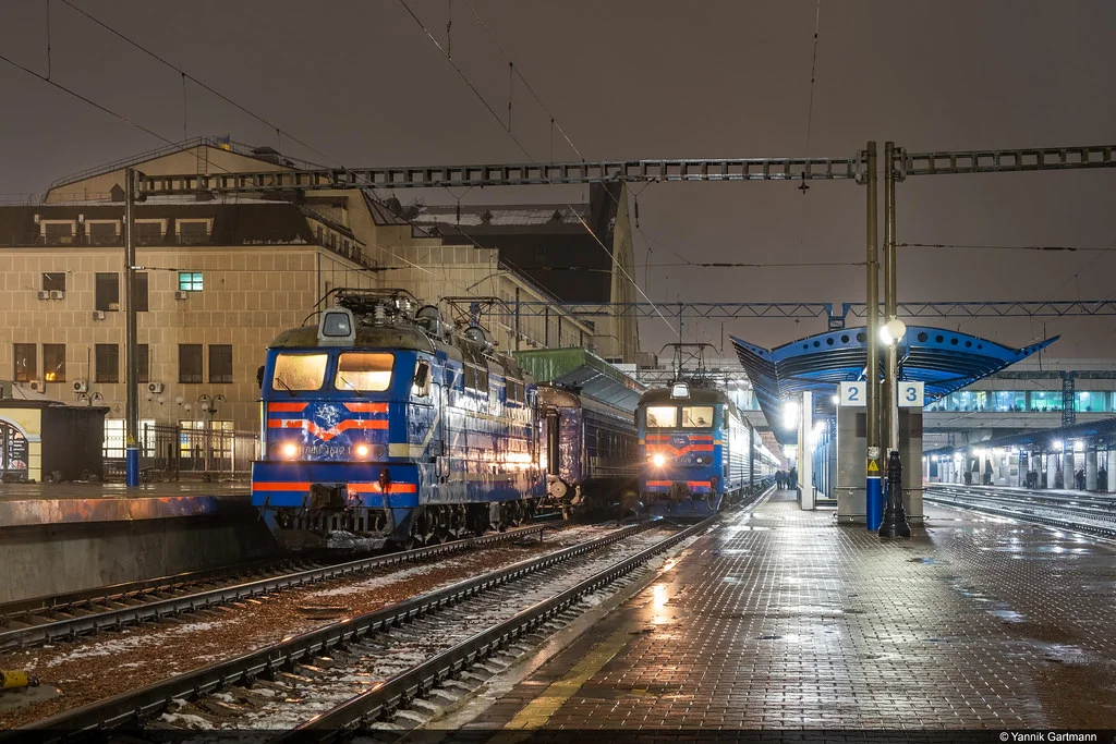 Elektrolokomotiven VL40 und ChS8 der Ukrainischen Eisenbahnen bei Schneeregen in Kyjiw